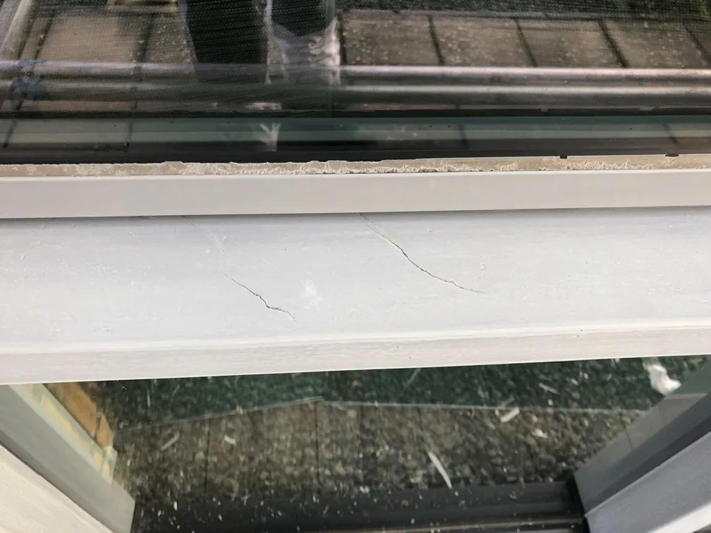 Vreemde scheuren in de dorpel